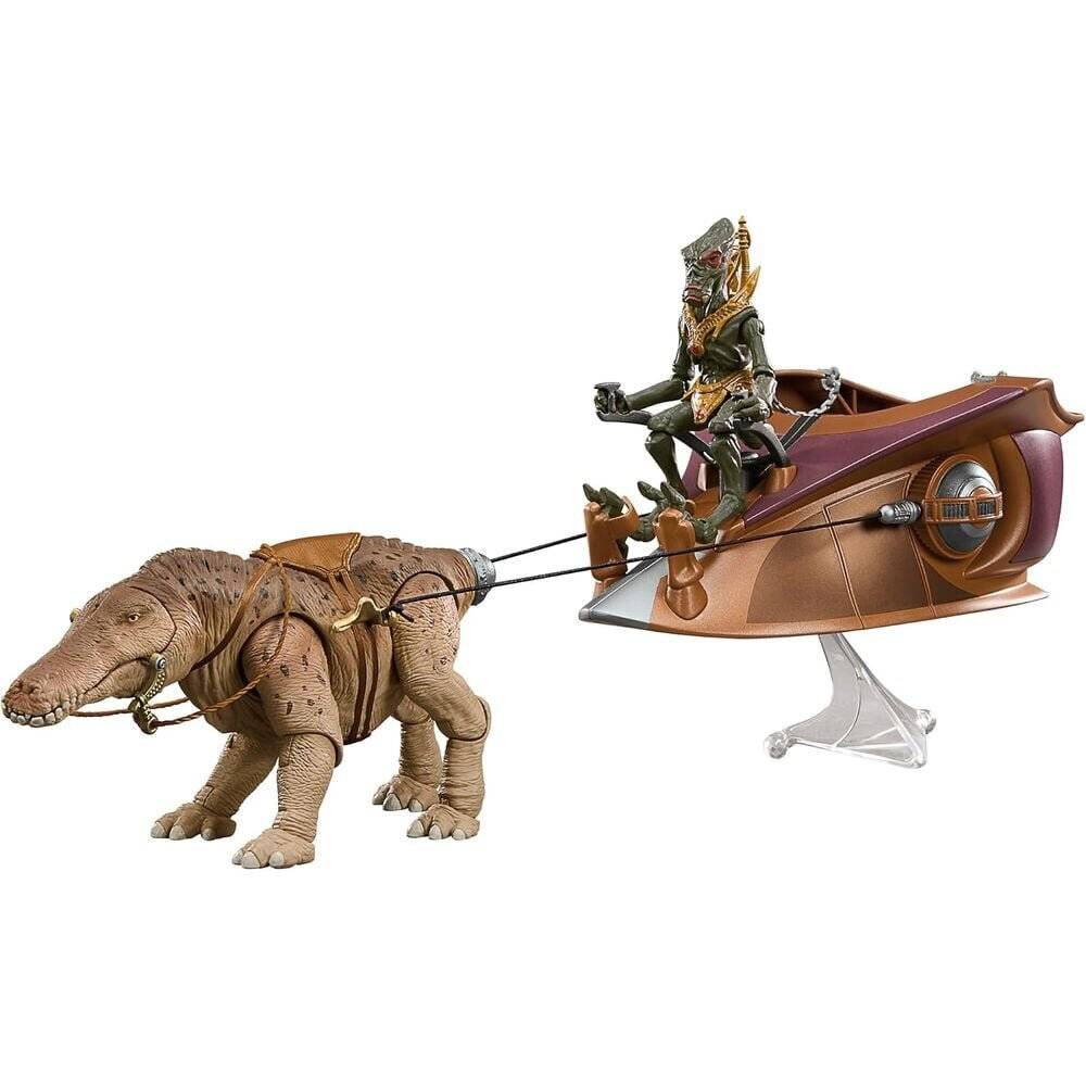 Spielzeug-Alien auf einem futuristischen Schlitten, der von einer angespannten dinosaurier-ähnlichen Kreatur vor einem einfachen weißen Hintergrund gezogen wird.