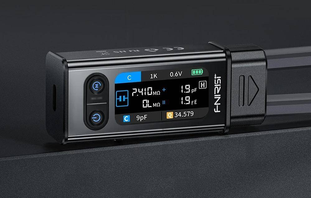 Schwarzes zylindrisches elektronisches Gerät mit digitaler Anzeige, die Batterie-Status, Spannung und Messwerte anzeigt, vermutlich ein Vaporizer oder tragbares Messinstrument.