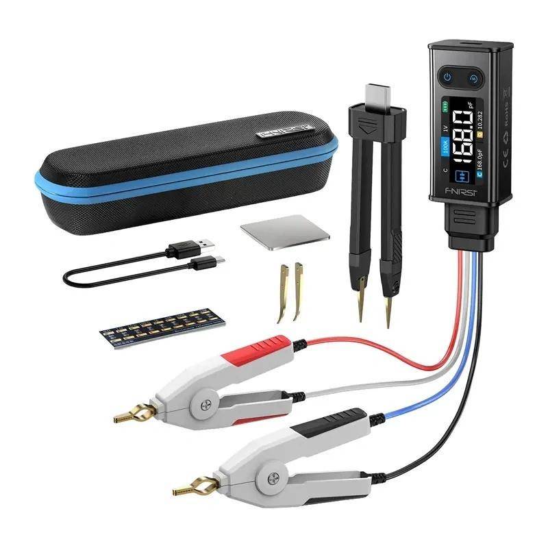 Elektronischer Test-Leitungssatz mit Digital-Anzeigemodule, Messspitzen, Krokodilklemmen, Transportkoffer und kleine Zubehörteile auf weißem Hintergrund.
