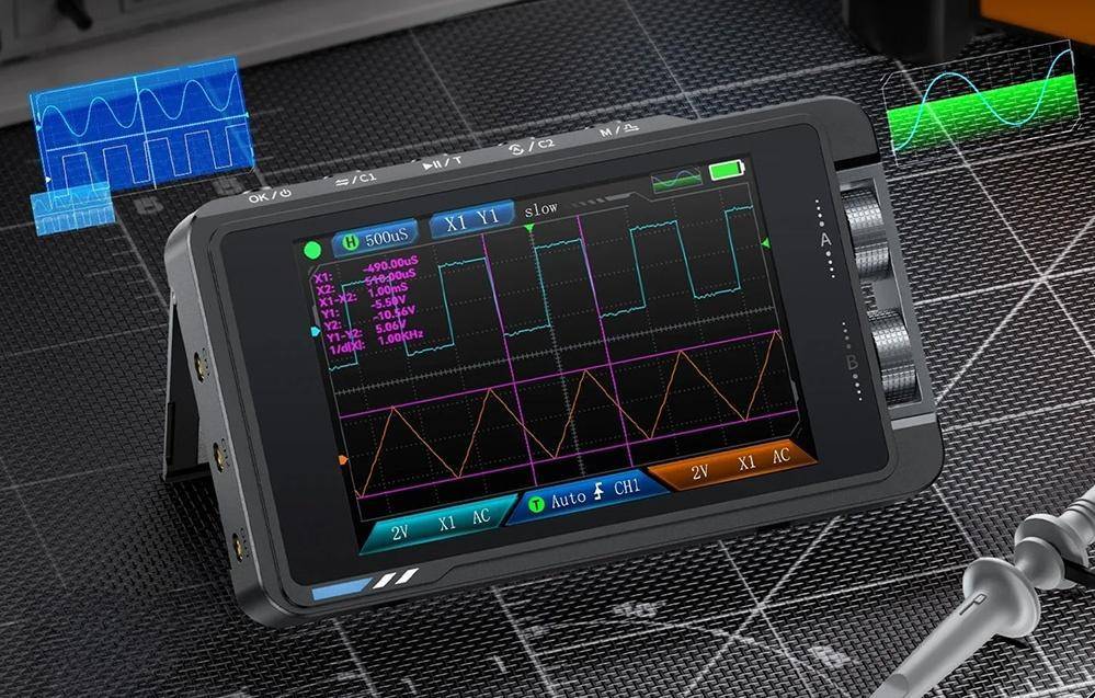 Tragbares digitales Oszilloskop mit Wellenformgrafiken und Messwertanzeigen auf einem Touchscreen, mit blauen und grünen Signalverlauf-Spuren in einer Laborumgebung.