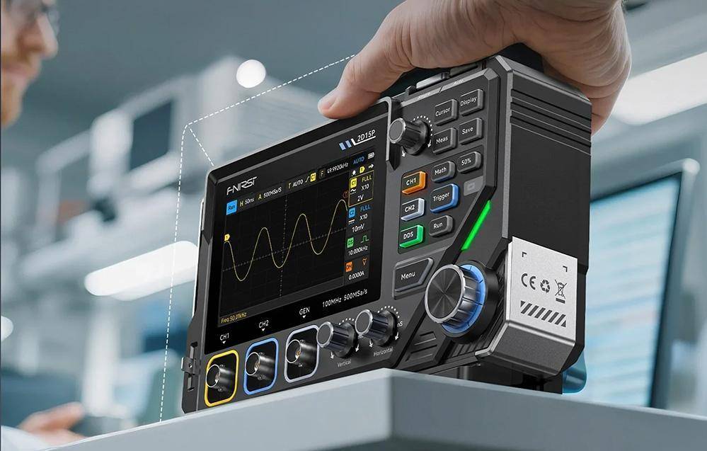 Hand hält einen kompakten medizinischen Monitor mit Wellenformdarstellung, Kontrolltasten und Statusleuchten in einer klinischen Umgebung.