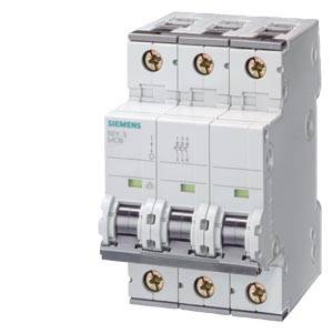 Dreipoliger Siemens-Leitungsschutzschalter mit drei Kippschaltern und Schraubklemmen, dargestellt auf weißem Hintergrund.