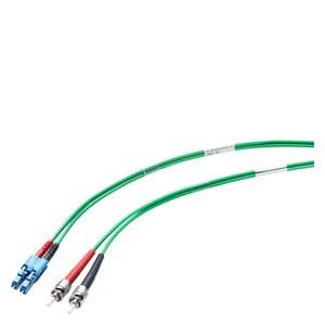 Zwei grüne Lichtwellenleiterkabel mit blauen und roten Steckerenden auf weißem Hintergrund.