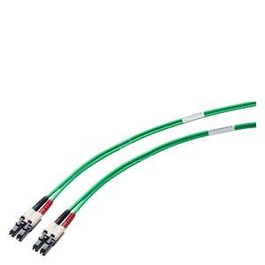 Zwei grüne Glasfaser-Patchkabel mit schwarzen Steckverbindern auf weißem Hintergrund.