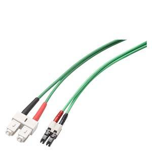 Zwei Faseroptik-Duplexstecker, einer weiß und einer schwarz, an grünen Kabeln auf weißem Hintergrund befestigt.