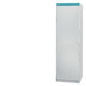 Hoher weißer Metallschrank mit blauer Oberkante, vor einem einfachen Hintergrund dargestellt.