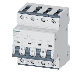 Weißer Siemens vierpol­iger Leitungsschutzschalter mit vier verbundenen Kipphe­beln auf neutralem Hintergrund.