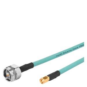 Zwei türkisfarbene koaxiale Kabel mit Metallsteckern, ein größerer silberner Stecker und ein kleiner goldener Stecker, auf weißem Hintergrund dargestellt.