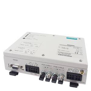 Weißes industrielles elektronisches Steuerungsgehäuse mit beschrifteten Frontverbindern, Anschlüssen und Verdrahtungsklemmen