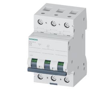 Weißer dreipoliger Siemens-Leitungsschutzschalter mit drei Schaltern und Anschlussschrauben, dargestellt auf einfachem Hintergrund.