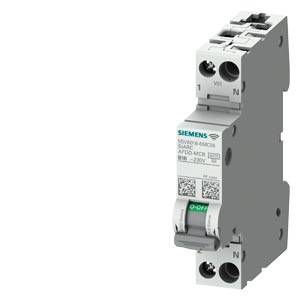 Siemens Einpoliger Leitungsschutzschalter mit grünem Ein-/Aus-Hebel und Anschlussmarkierungen auf einem grauen DIN-Schienen-Modul.