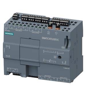 Siemens SIMATIC RTU3051C Industriesteuerungseinheit mit Klemmblöcken und Anzeigemarkierungen auf einem grauen Modul.