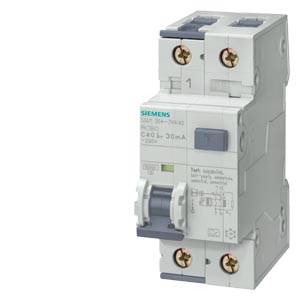 Weißer Siemens-Leitungsschutzschalter mit Kippschalter und Anschlussschrauben, gezeigt vor einfachem Hintergrund.