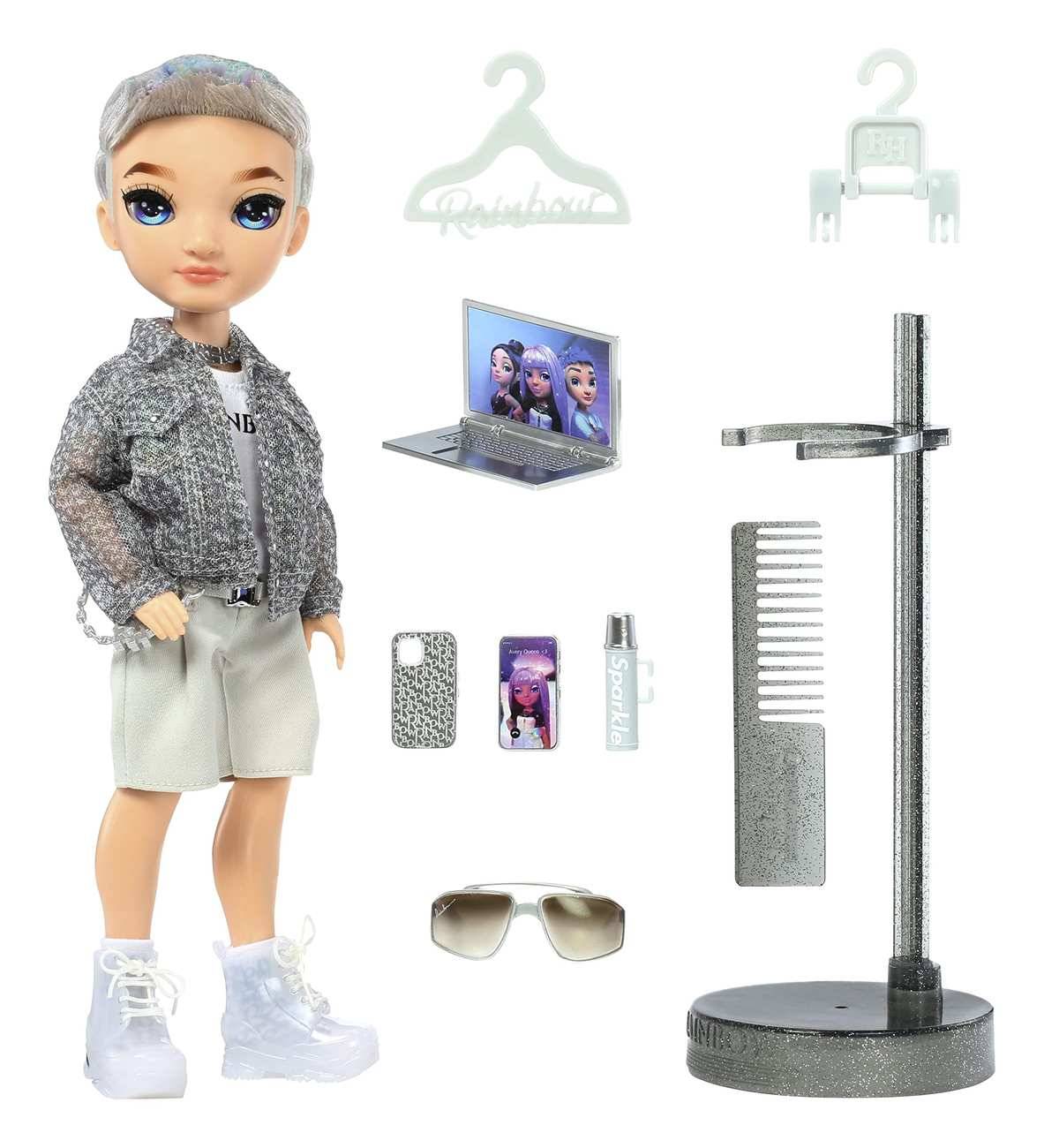 Modepuppe mit silbernem Outfit und weißen Stiefeln, gezeigt mit Zubehör: Laptop, Kamm, Handyhüllen, Sonnenbrille, Kleiderbügel, Haarclips und Displayständer.