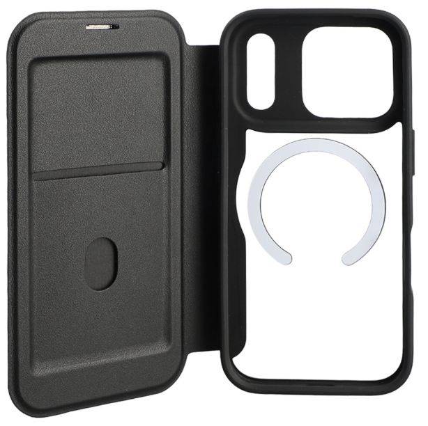 Schwarze Handyhülle mit Klappdeckel und Kartenschlitz, offen dargestellt, um einen MagSafe-ähnlichen kreisförmigen Ring auf der Rückseite zu zeigen.