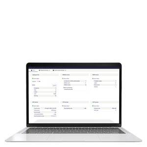 Silberner Laptop, auf dem ein webgestütztes Einstellungs-Dashboard mit mehreren Abschnitten und Formularfeldern auf einem weißen Bildschirm angezeigt wird