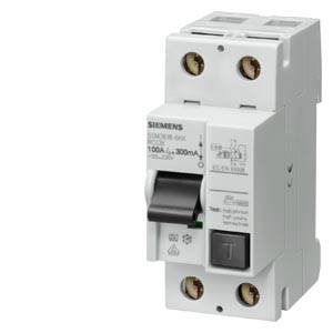 Weißer Siemens-Elektroschutzschalter/RCBO mit schwarzem Kippschalter und zwei Anschlussklemmen auf neutralem Hintergrund.