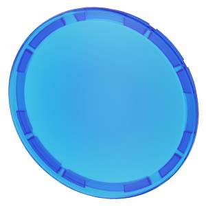 Ein blauer, kreisförmiger Kunststoffdeckel oder Verschluss mit glatter Mitte und geripptem Außenrand auf weißem Hintergrund.