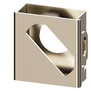 Metallischer wandmontierter Briefkasten mit diagonaler Frontöffnung und seitlichem Griff auf weißem Hintergrund.