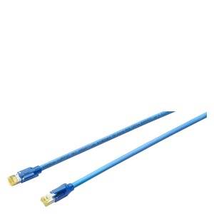 Zwei blaue Ethernet-Kabel mit RJ45-Steckern auf weißem Hintergrund.