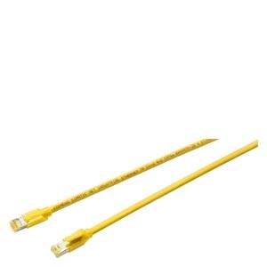 Zwei gelbe Ethernet-Kabel mit RJ45-Steckern auf weißem Hintergrund.