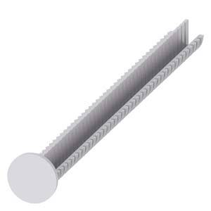 Ein silberner gerippter Metallkonstruktionsnagel oder Bewehrungsstift, diagonal auf weißem Hintergrund dargestellt.