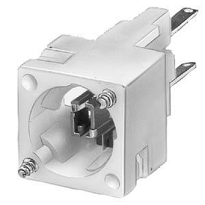 Nahaufnahme eines quadratischen Elektrosteckers oder Verbindungsmoduls mit Metallmontagestiften und Federkontakten, dargestellt vor weißem Hintergrund.