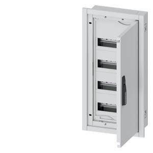 Offenes Schaltschrank mit Schwenktür und vier Schalterplätzen, dargestellt vor weißem Hintergrund.