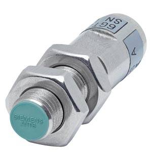 Silberner zylindrischer Siemens-Industrie-Sensor mit Gewindegehäuse und Sechskantmuttern, vor weißem Hintergrund abgebildet.