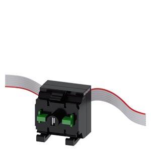 Schwarzer drahtgebundener Elektrostecker mit einem grauen flachen Flachbandkabel, das hindurchläuft, gezeigt auf weißem Hintergrund.