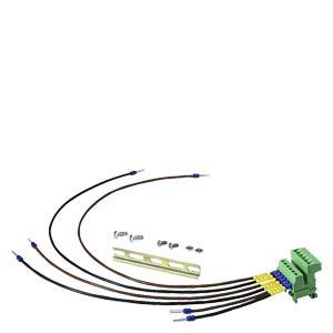 Glasfasersteckverbinder-Kit mit einem grünen Klemmblock, fünf schwarzen Kabelzuleitungen und kleinen Montagehardware-Teilen auf weißem Hintergrund dargestellt.