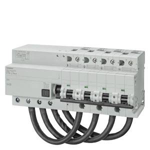 Weißes Elektroschutzschalter-Panel mit mehreren Kippschaltern und dicken schwarzen Kabeln, die darunter an einem weißen Hintergrund befestigt sind.