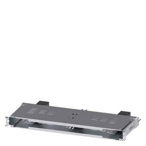 Frontansicht eines grauen Rack-Mount-Server-Gehäuses mit Belüftungsschlitzen und Montageklammern, isoliert auf weißem Hintergrund.