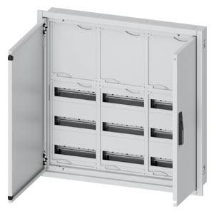 Offener Elektroverteilerschrank mit drei inneren Abschnitten und angeordneten Schalterplätzen, dargestellt mit geöffneter Frontür.