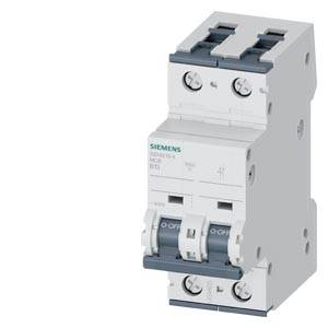 Weißer zweipoliger Siemens-Leitungsschutzschalter mit Kippschaltern auf einfachem Hintergrund.