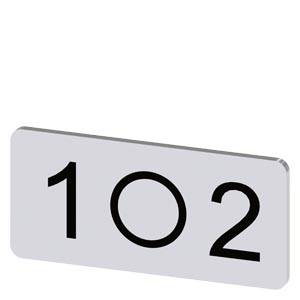 Rechteckiges graues Schild mit der Nummer „102