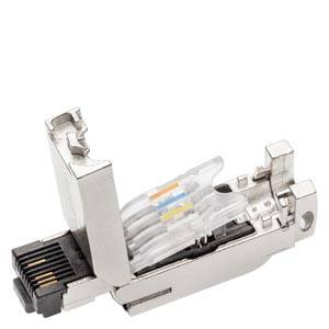 Ethernet-Kabelstecker in Nahaufnahme mit Metallabschirmung und transparentem Steckergehäuse.