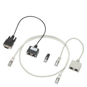 Computerkabel und Adapter, darunter ein Seriell-zu-USB-Adapter und Ethernet-Splitter-Stecker, auf weißem Hintergrund angeordnet.