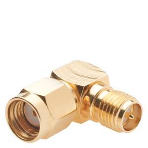 Gold-farbiger Koaxialkabelstecker im rechten Winkel mit Gewinde-Enden auf weißem Hintergrund.