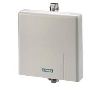 An der Wand montiertes weißes Siemens-Gerät mit einer Metallfassung oben und einem kleinen Anschluss darunter, vermutlich eine industrielle Steuer- oder Sensoreinheit.