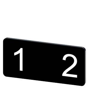 Schwarzes rechteckiges Schild mit weißen Zahlen 