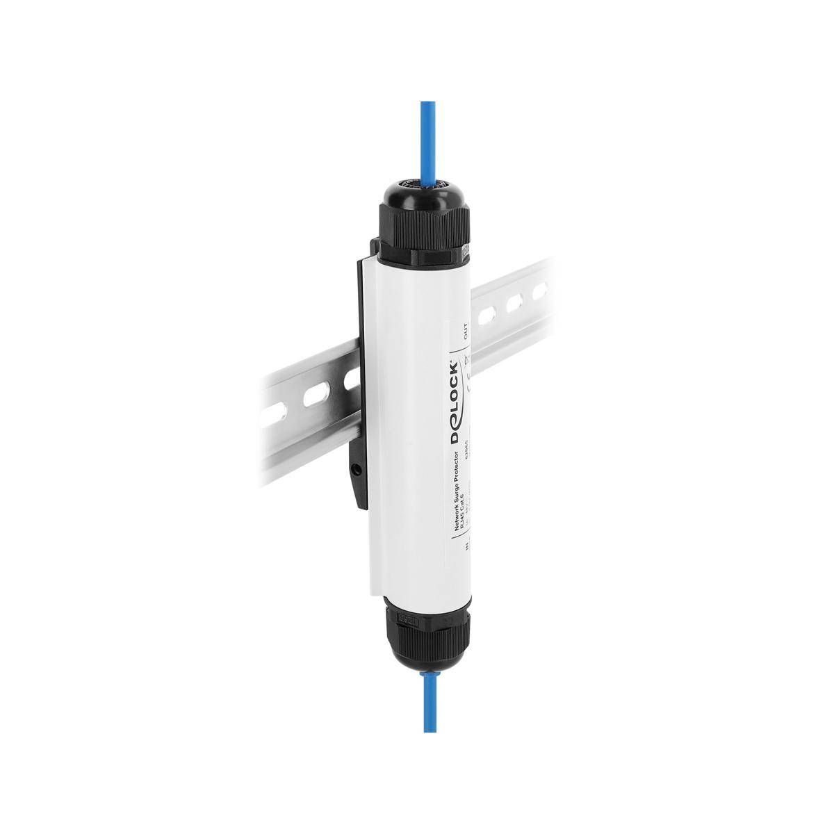 Zylindrisches Inline-Filter oder Sensorgehäuse montiert auf einer perforierten Metallschiene, mit blauem Schlauch, der von beiden Enden abgeht.