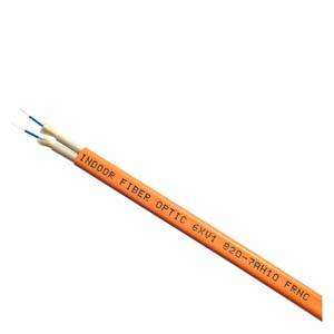 Oranges Innenraum-Glasfaserkabel mit zwei freigelegten blaugewinkelten Litzen und gedrucktem Etikett „INDOOR FIBER OPTIC 6X01 820-7AH10 FRNC