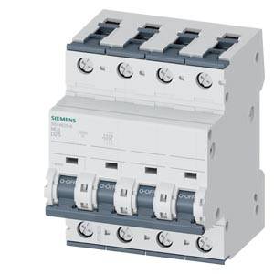 Siemens vierpoliger Leitungsschutzschalter mit vier gekoppelten Kippschaltern auf einem weißen Elektrogerät.