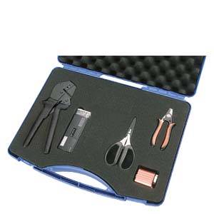 Offener blauer Koffer mit Schaumstoffeinlagen, die Handwerkzeuge halten: Zangen, Universalmesser, Schere, Drahtschneider und Kleinteile-Box.