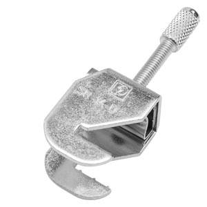 Metallische Schraubzwinge mit Gewindeschraube und offener Backe zum Festhalten von Rohren oder Schläuchen.