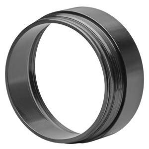Schwarzer Metallringgewinde oder Kupplung auf weißem Hintergrund, schräg betrachtet.
