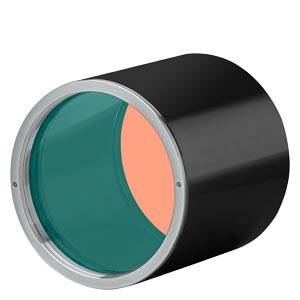 Zylindrischer schwarzer optischer Filter oder Linse mit silbernem Rand, isoliert auf weißem Hintergrund dargestellt.