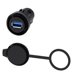 Schwarzer runder Panel-Einbau-USB-Anschluss mit angebundenem Staubschutzdeckel an einem Ring, dargestellt als kompaktes Steckverbinder-Zubehör auf weißem Hintergrund