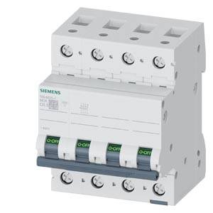 Weißer vierpoliger Siemens-Elektroschalter mit vier Kippschaltern und Schraubklemmen, dargestellt auf weißem Hintergrund.